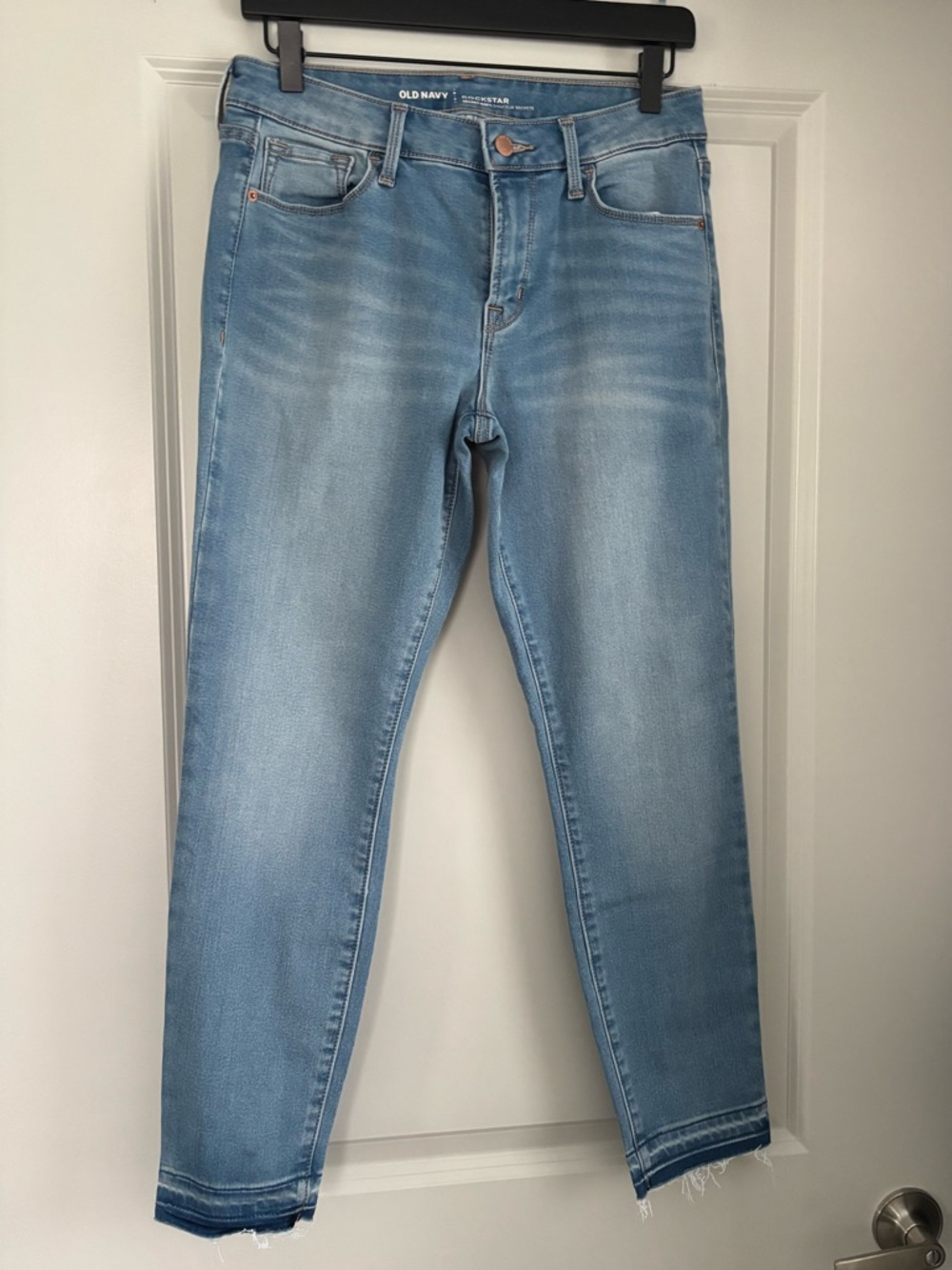Old Navy Women’s Slim Jeans in Light Wash Blue. Sz 8. 5 pocket. Secret Soft.